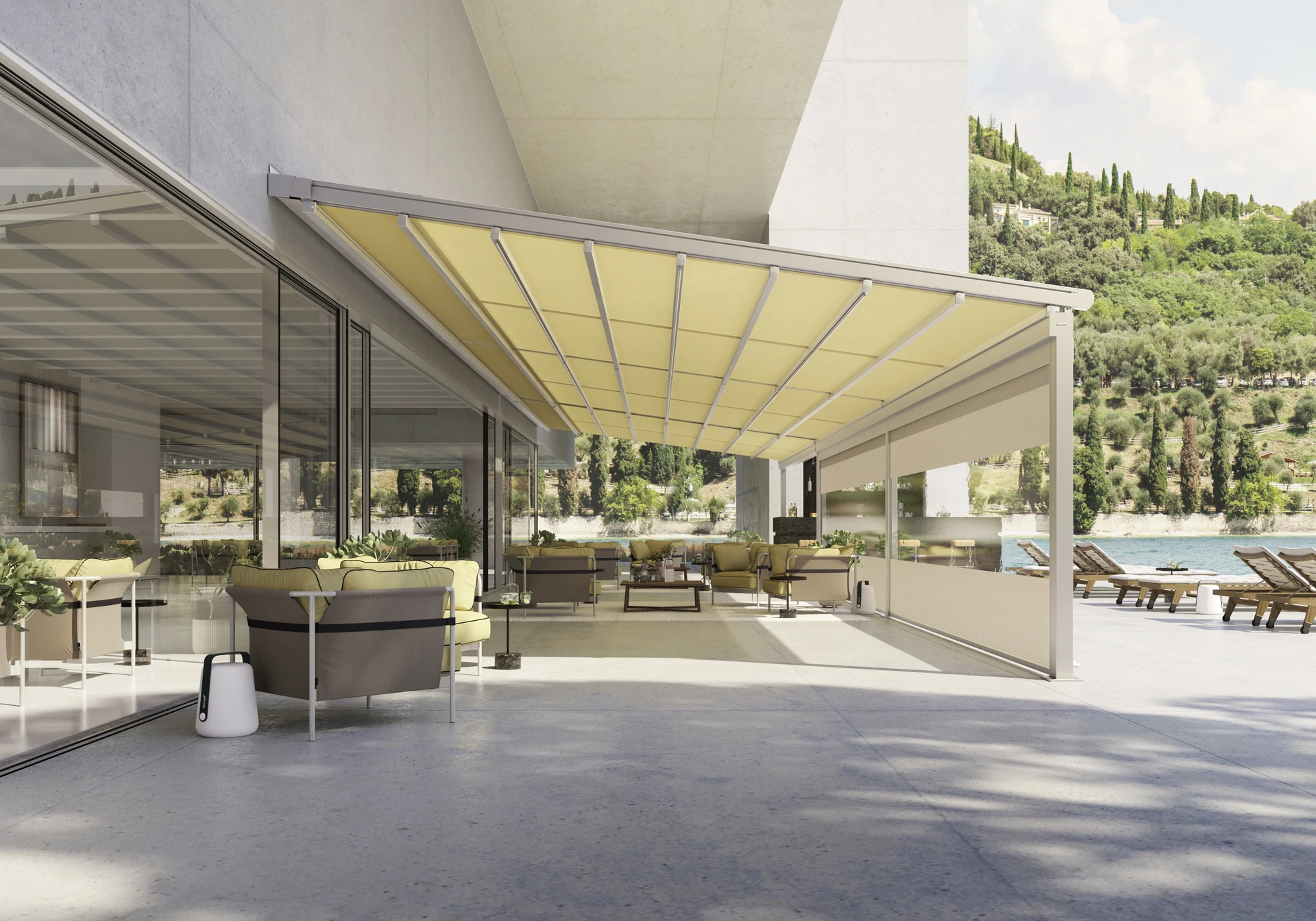 Großflächige Pergola-Markise auf einer Betonterrasse mit Sitzgelegenheiten am Pool